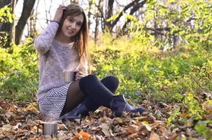 fille tenant une tasse de café photo