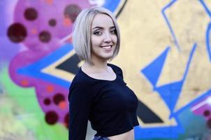 portrait d'une jeune fille blonde aux cheveux courts sur un fond o photo