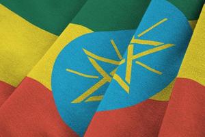 drapeau éthiopien avec de grands plis agitant de près sous la lumière du studio à l'intérieur. les symboles et couleurs officiels de la bannière photo