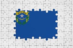 drapeau de l'état américain du nevada dans le cadre de pièces de puzzle blanches avec partie centrale manquante photo