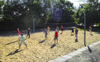 leherheide bremerhaven allemagne 2010 les adolescents jouent au volley-ball à l'extérieur avec filet et terrain de volley-ball en allemagne. photo