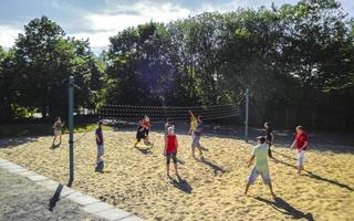 leherheide bremerhaven allemagne 2010 les adolescents jouent au volley-ball à l'extérieur avec filet et terrain de volley-ball en allemagne. photo