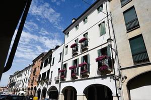 bâtiments avec fenêtres et fleurs en pots de padoue, vénétie, italie. photo