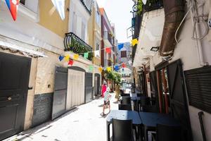 famille de touristes se réveillant dans les rues de bari, pouilles, italie du sud. photo