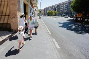 voyager en famille et avec des enfants en vacances européennes en italie. mère avec enfants marchant dans la rue de rome. photo