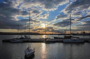 yachts et bateaux dans le port au coucher du soleil. mer noire, varna, bulgarie. photo