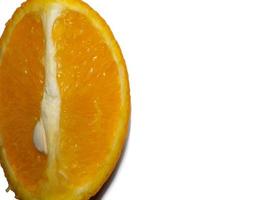 tranche d'orange sur fond blanc. orange juteuse sur la table. . photo