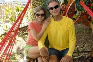 couple dans des vêtements colorés traîner dans un jardin photo