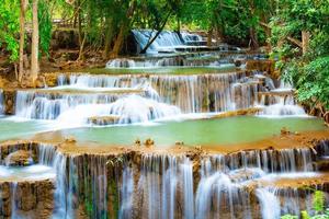 incroyable cascade colorée dans la forêt du parc national au printemps, belle forêt profonde en thaïlande, longue exposition technique, pendant les vacances et les moments de détente. photo