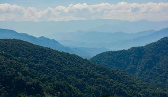 belle vue sur la montagne du nord de la thaïlande en hiver, vacances en voyage sur la route, concept de tourisme et de voyage, nature de type fraîche et détendue. photo