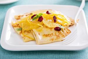 crêpes fines avec sauce aux agrumes et canneberges séchées photo