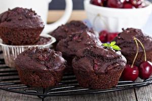 muffins au chocolat avec cerise photo