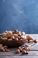 variété de noix avec coquilles dans un bol photo