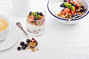 bol de petit déjeuner avec granola maison photo