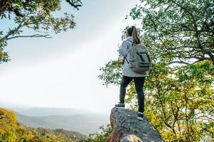 jeune randonneur femme debout sur une vue rocheuse et à la recherche photo