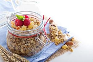 granola maison dans un bocal en verre photo