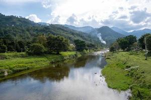 belle rivière de montagne verte, village de kiriwong en thaïlande photo