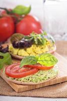 sandwich végétalien à l'avocat, aux légumes et au tofu photo