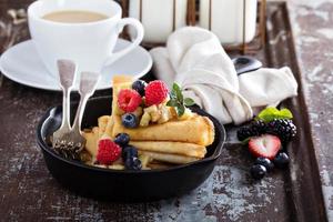 crêpes fines aux pommes et baies fraîches photo