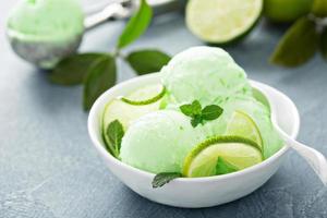 glace verte rafraîchissante au citron vert photo