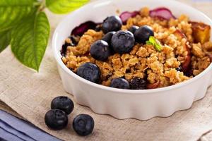 crumble d'été aux pêches et aux bleuets photo