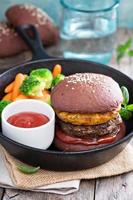 burgers de boeuf aux ananas et petits pains au chocolat photo