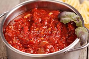 sauce tomate pour pâtes dans une petite casserole photo