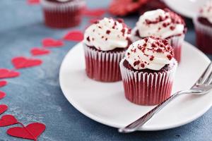 cupcakes en velours rouge pour la saint valentin photo