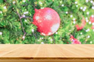 dessus de table en bois vide avec arbre de noël flou avec fond clair bokeh photo