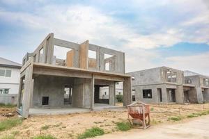 nouvelle maison résidentielle de construction avec système de préfabrication en cours sur le chantier photo