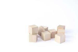 jouet cube en bois pour l'enfant. concept sur l'éducation, les affaires, le jeu, la stratégie, le succès. photo