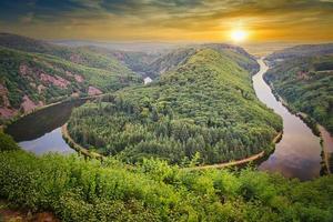 vue sur la saarschleife depuis la tour à pied des arbres photo