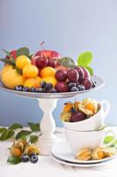 fruits d'été sur la table photo