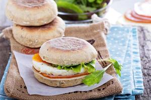 muffin anglais avec oeuf pour le petit déjeuner photo