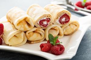 crêpes fourrées au fromage blanc et à la framboise photo