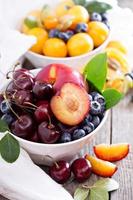 fruits d'été dans un bol photo