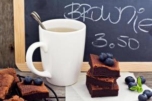 brownies empilés avec une tasse de thé photo