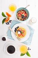 table de petit déjeuner avec gaufres et granola photo