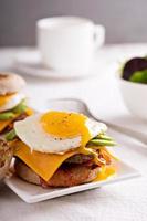 burger de petit-déjeuner avec avocat, fromage et bacon photo