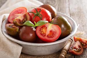 tomates fraîches mûres dans un bol photo