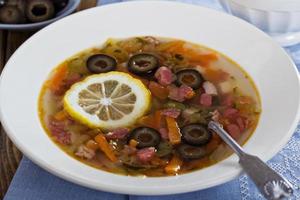 soupe avec viande, saucisse et olives photo