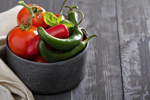 piment vert et rouge sur table photo