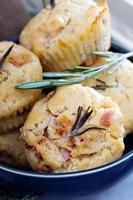 muffins salés aux herbes, tomates et jambon photo