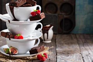 brownies dans des tasses à café empilées avec sauce au chocolat photo