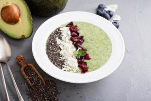 bol de smoothie vert à l'avocat et aux graines de chia photo