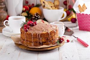 Gâteau de Noël à l'orange et aux canneberges avec glaçage photo