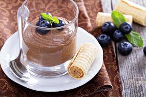 pudding au chocolat sain d'avocat photo