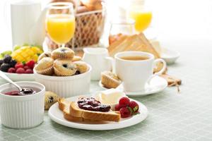 table de petit déjeuner continental frais et lumineux photo