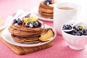 pancakes à la cannelle et à la farine de noix de coco avec des fruits frais photo