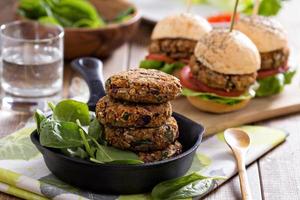 burgers végétaliens aux haricots et légumes photo